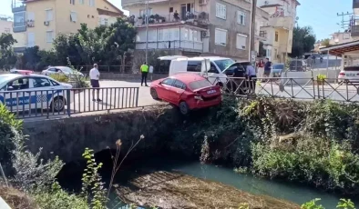 Antalya’da Trafik Kazası: Otomobil Sulama Kanalına Düşmekten Kurtuldu